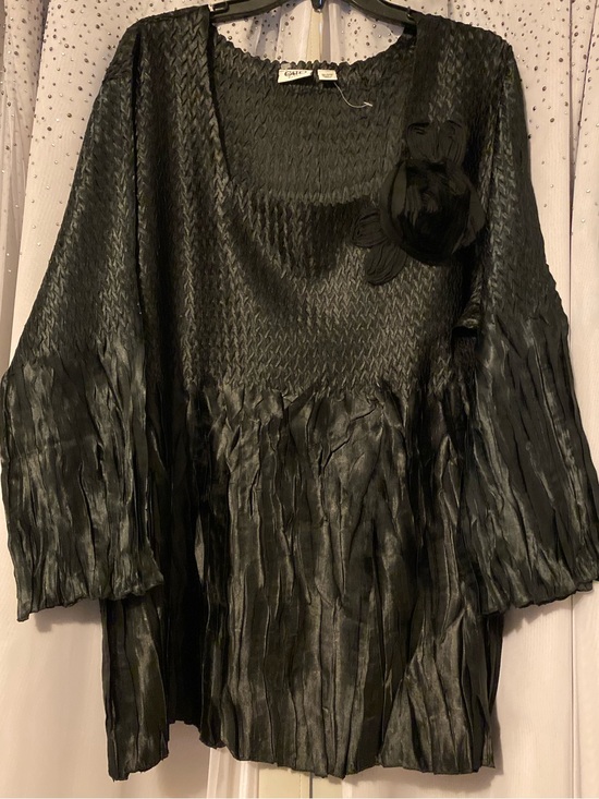Cato Tops - CATO WOMAN NWOT 22/24W TEXTURED TOP WITH FABRIC FLOWER DETAIL